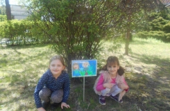 2022-04-29 - Sowy - Szanujemy przyrodę - umieszczamy tabliczki na terenie ogrodu przedszkolnego