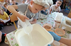2022-05-16 - Pszczółki - Pieczemy chleb dla przedszkolaków