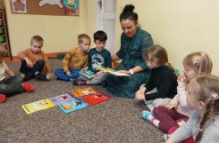 2022-11-16 - Biedronki - Mama Maksyma czyta dzieciom