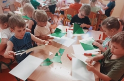 2024-05-28 - Pszczółki - Kolorowa łąka z kwadratów - zabawy matematyczne