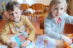 2025-04-10 - Pszczółki - Na kubeczku z porcelany siedzi zająć malowany- rysujemy pastelami