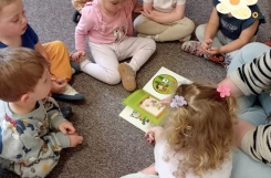 2025-04-23 - Żabki - Światowy Dzień Książki i Praw Autorskich - mama Karoliny czyta nam bajkę