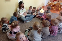 2025-05-08 - Żabki - Mama Aleksandra czyta nam bajki - Ogólnopolski Dzień Bibliotekarzy i Bibliotek