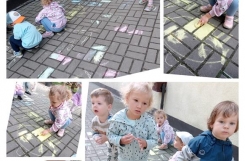 2025-07-10 - Żabki - Letnie pejzaże - rysujemy kredą po chodniku (współpracujemy)